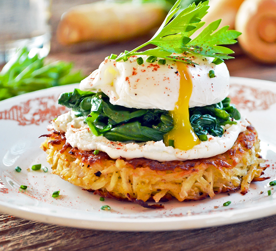 galettes-de-panais-aux-epinards-fromage-de-chevre-et-oeufs-poches