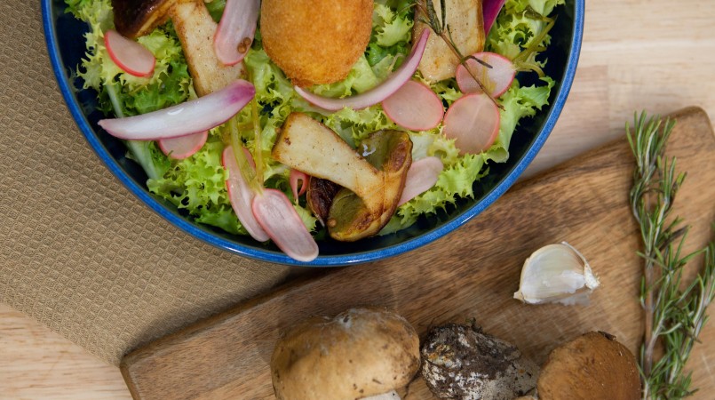 Salade de cèpes, pickles & oeuf mollet frit