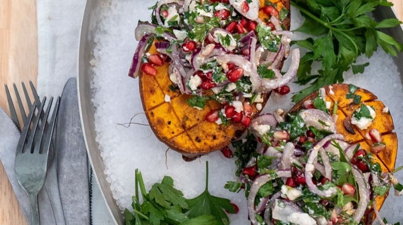 Patate douce rôtie, salade d’herbes féta et grenade