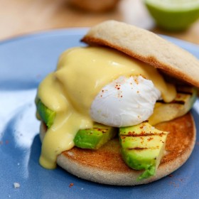 Œuf Bénédicte à l’avocat grillé