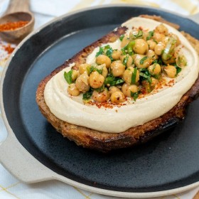 Pain perdu salé, houmous et salade de pois chiches