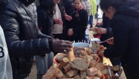 Citoyens et solidaires : les habitants du 19e servent le petit-déj’ aux migrants