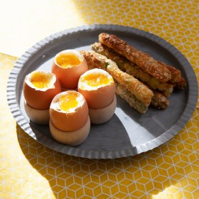 Œufs à la coque, mouillettes d’asperges panées