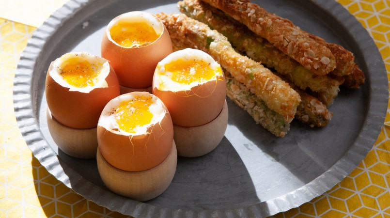 Œufs à la coque, mouillettes d’asperges panées