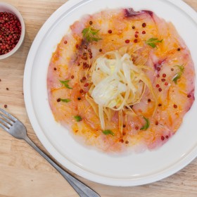 Carpaccio de daurade & croquant de fenouil à la harissa