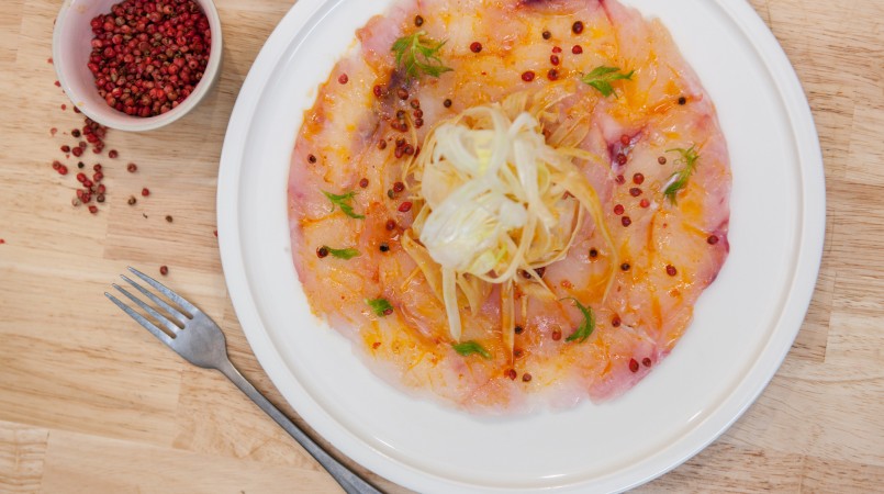 Carpaccio de daurade & croquant de fenouil à la harissa