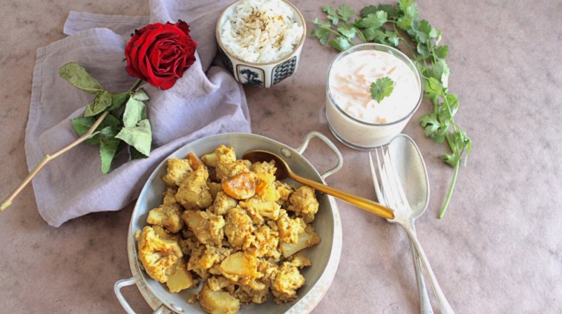 Aloo gobi, curry sec indien de pommes de terre et chou-fleur