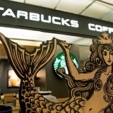 Starbucks rend hommage à sa sirène !