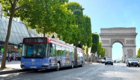 Grâce au Bus Burger, tu peux désormais visiter Paris en te goinfrant de burgers 