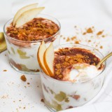 Trifle poire et cookies, coulis caramel beurre salé