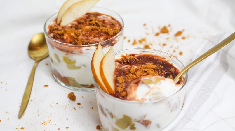 Trifle poire et cookies, coulis caramel beurre salé