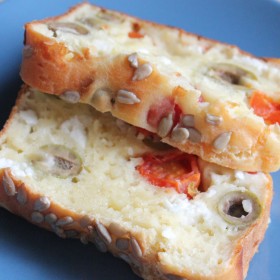 Cake à la feta, tomates cerise et olives vertes