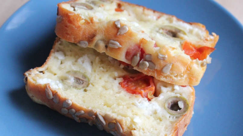 Cake à la feta, tomates cerise et olives vertes