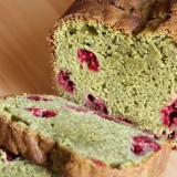 Cake au thé matcha et framboises