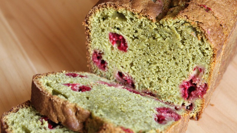 Cake au thé matcha et framboises