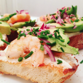 Toasts crevettes – avocat