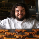 ARRÊTEZ TOUT ! Hot Pie de Game of Thrones vient d'ouvrir une boulangerie