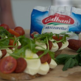 Bruschetta chorizo, mozzarella et roquette