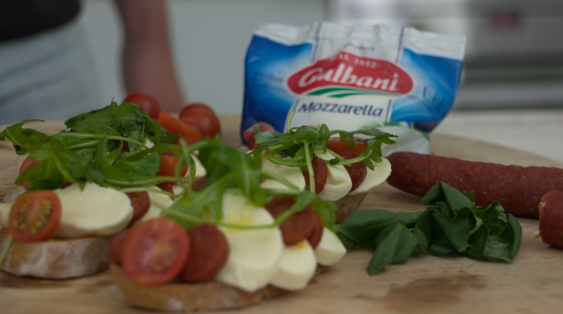 Bruschetta chorizo, mozzarella et roquette