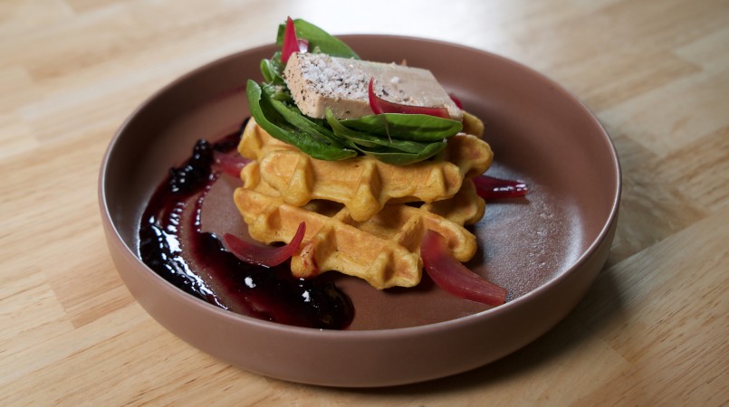 Mini gaufre à la patate douce, foie gras mi-cuit & pickles d’oignon rouge