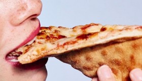 Manger de la pizza, rien de plus sexy !