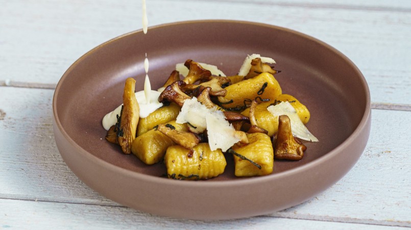 Gnocchis de courge aux girolles, crème de Cantal