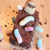 TUTO : Pour Halloween, transforme un brownie en pierre tombale !