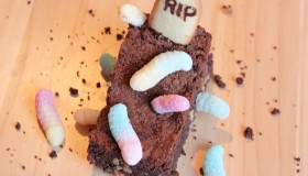 TUTO : Pour Halloween, transforme un brownie en pierre tombale !