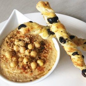 Houmous facile & flûtes aux olives