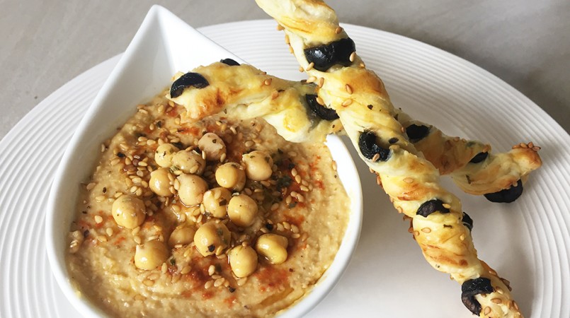 Houmous facile & flûtes aux olives