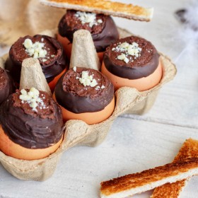 Œufs de Pâques à la mousse au chocolat et mouillettes à la cannelle