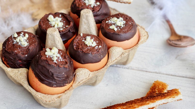 Œufs de Pâques à la mousse au chocolat et mouillettes à la cannelle