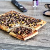 Pizza aux deux chocolats et raisin frais