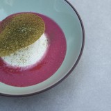 Soupe de framboise, burrata et thé matcha