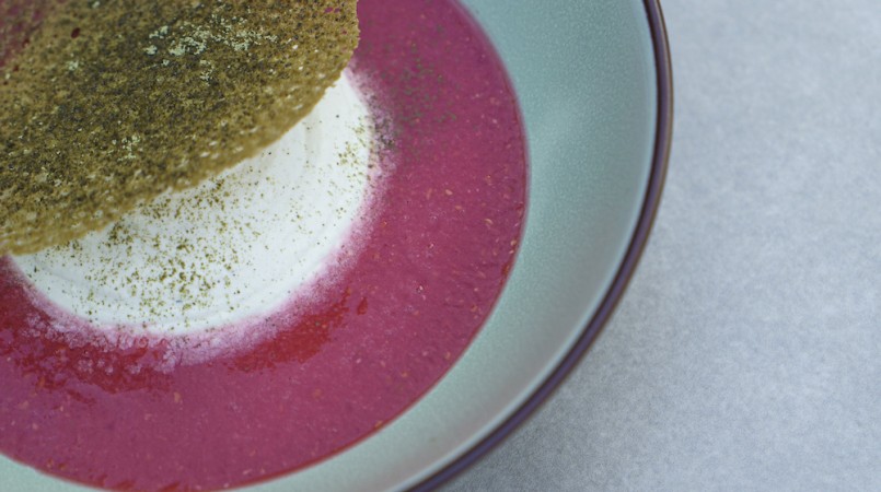 Soupe de framboise, burrata et thé matcha