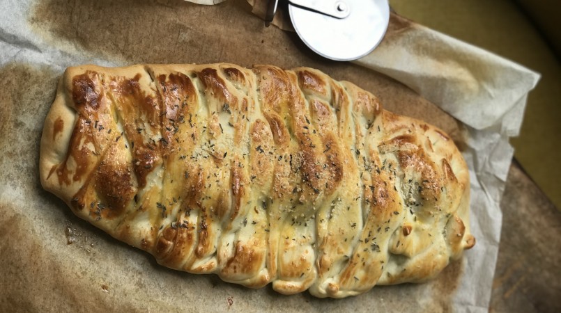 Pizza tressée au pesto maison