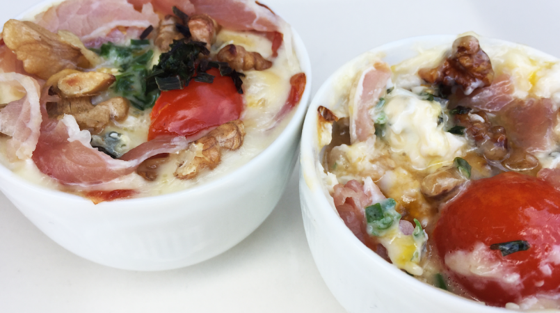 Oeuf cocotte – lard, bleu et noix