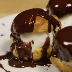 Petits choux au yaourt glacé et fondue de tobleronne