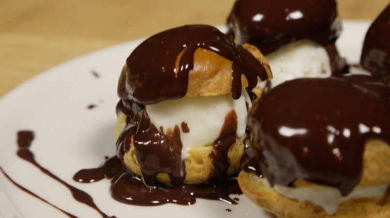 Petits choux au yaourt glacé et fondue de tobleronne