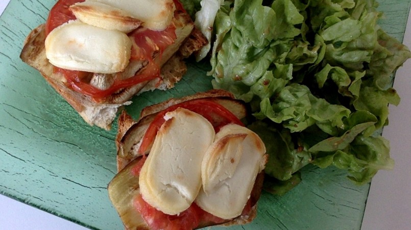 Tartines Aubergine Tomate et Chèvre