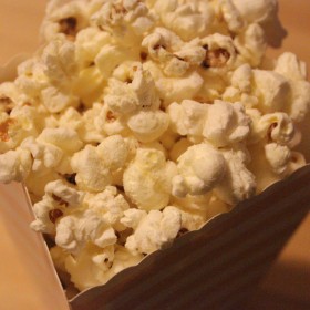 Pop-corn au parmesan et graines de sésame