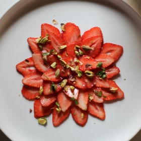 Carpaccio de fraises au sirop de menthe