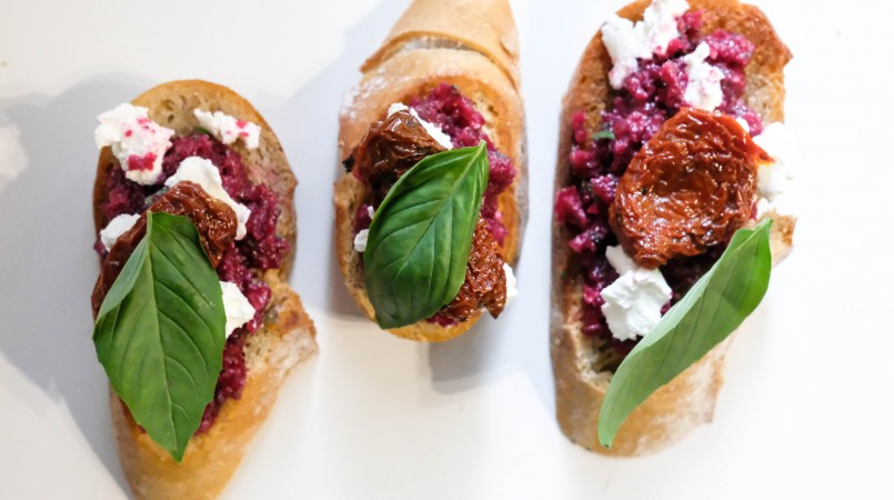 Bruschetta de pesto de betterave, feta et tomates séchées