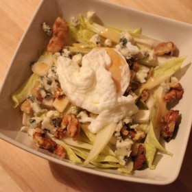 Salade d’endives aux noix et copeaux de roquefort