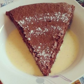 Gâteau au chocolat léger et sa crème anglaise.