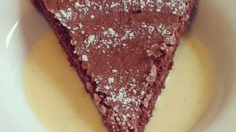 Gâteau au chocolat léger et sa crème anglaise.