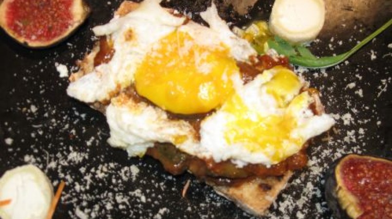 Tartine ratatouille et œuf au plat