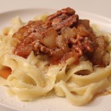 Tagliatelles à la crème de roquefort, poire et noix caramélisées