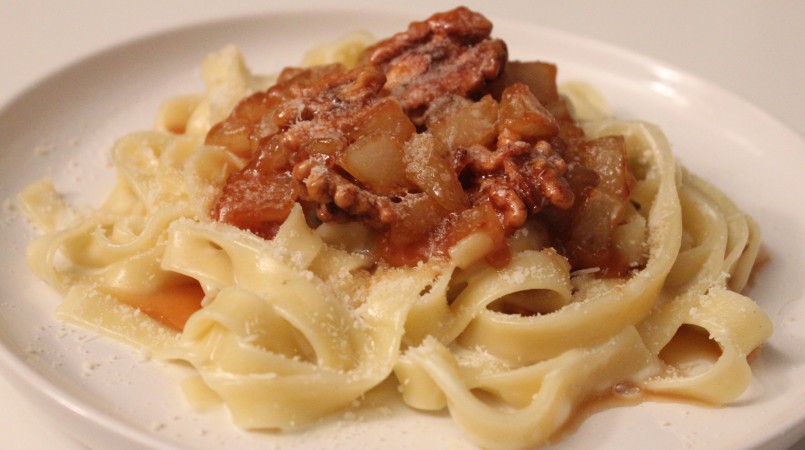 Tagliatelles à la crème de roquefort, poire et noix caramélisées