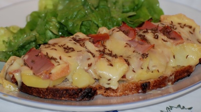 Tartine façon raclette